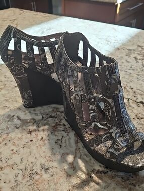 Nadara Patterned Black & Silver Cutout Wedge Sandals with Front Zip